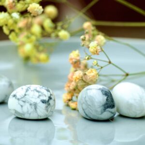HOWLITE MEDIUM TUMBLE STONE